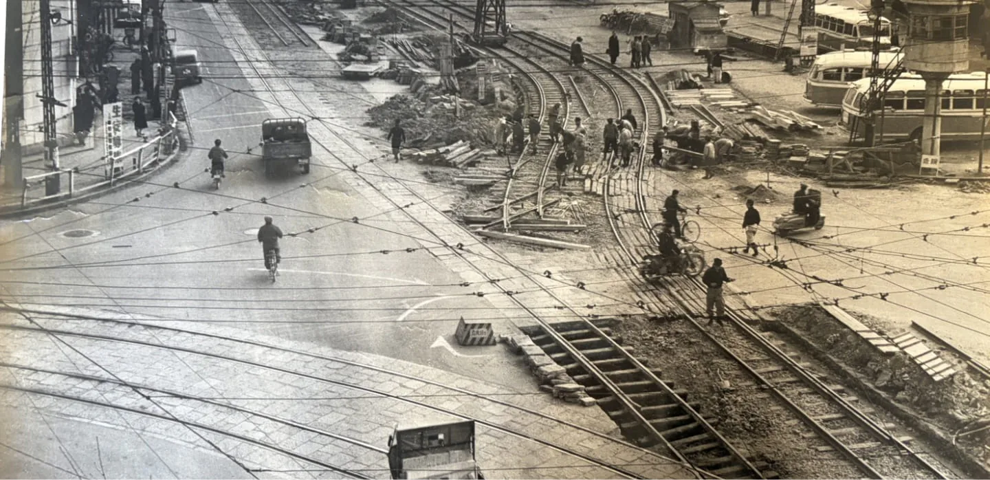 道路と軌道の工事が行われている過去の風景