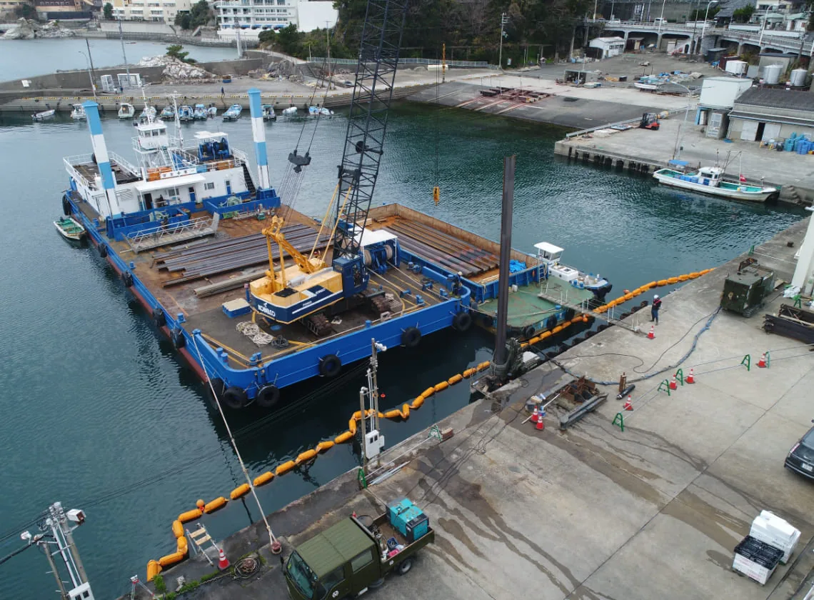 港湾での土木工事現場