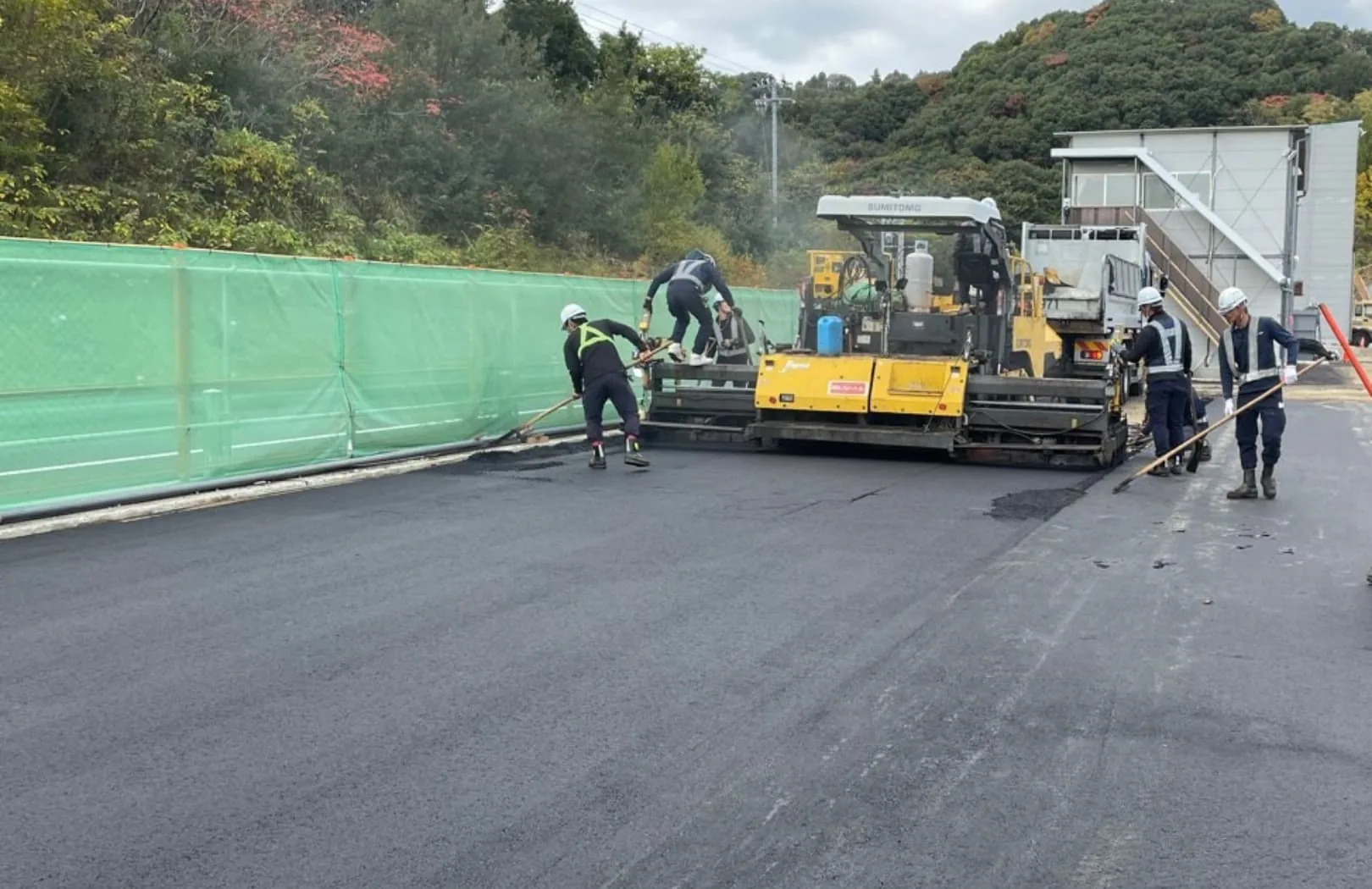 道路の舗装工事を行う様子